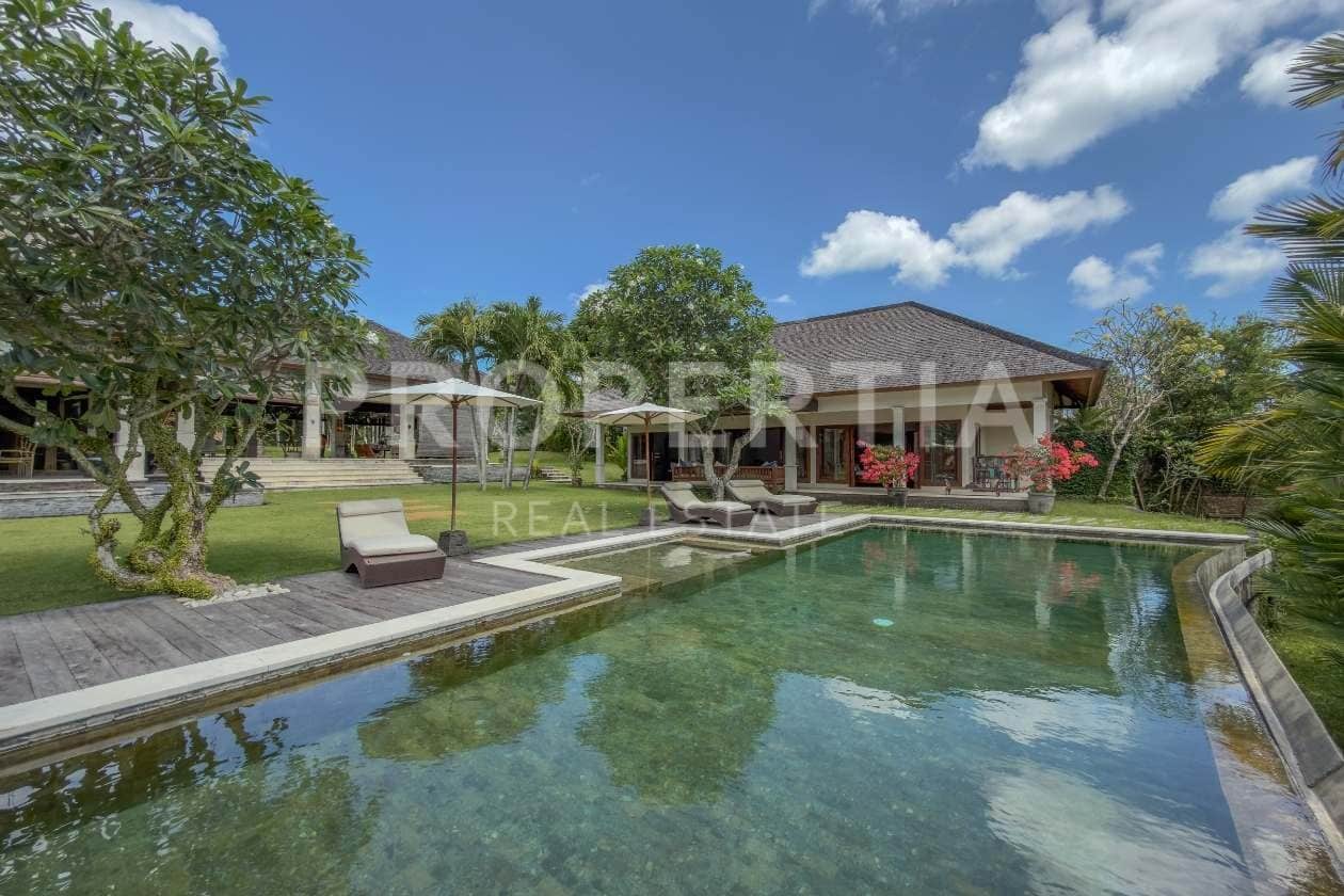 Spacious Freehold Riverside Family Villa in Berawa