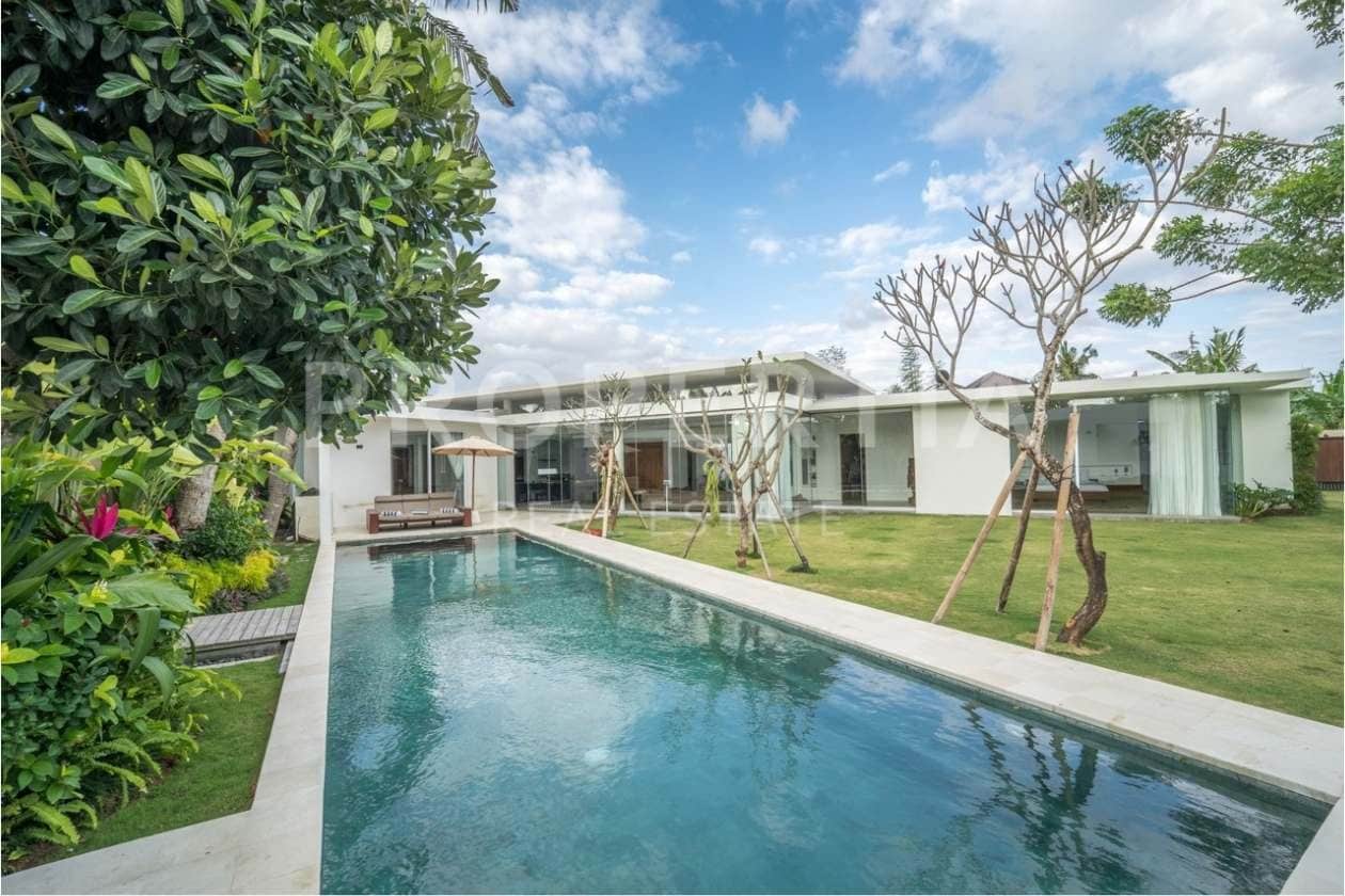 Spacious 5-Bedroom Freehold Family Villa in Tranquil Babakan