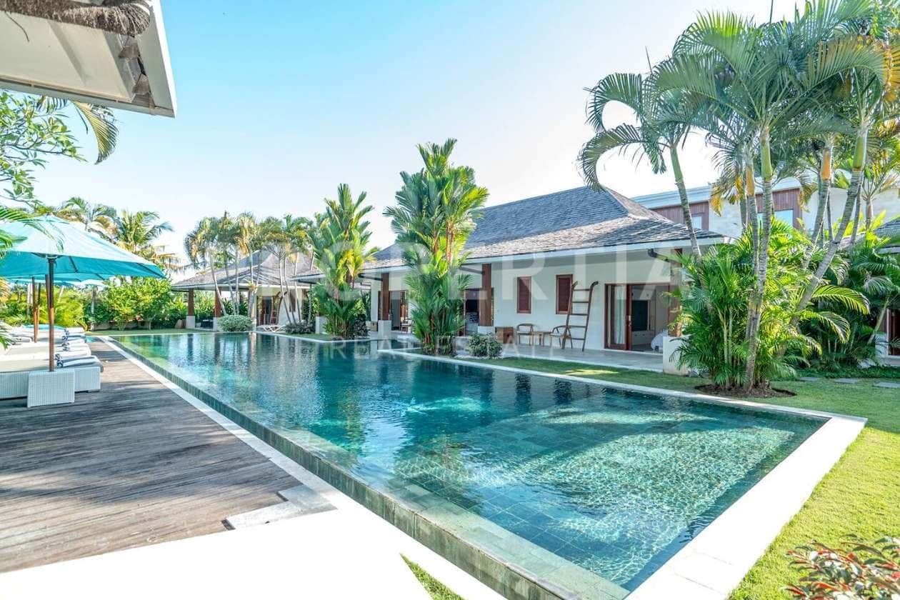 Stunning Traditional Elegance Villa with Rice Field Views in Canggu