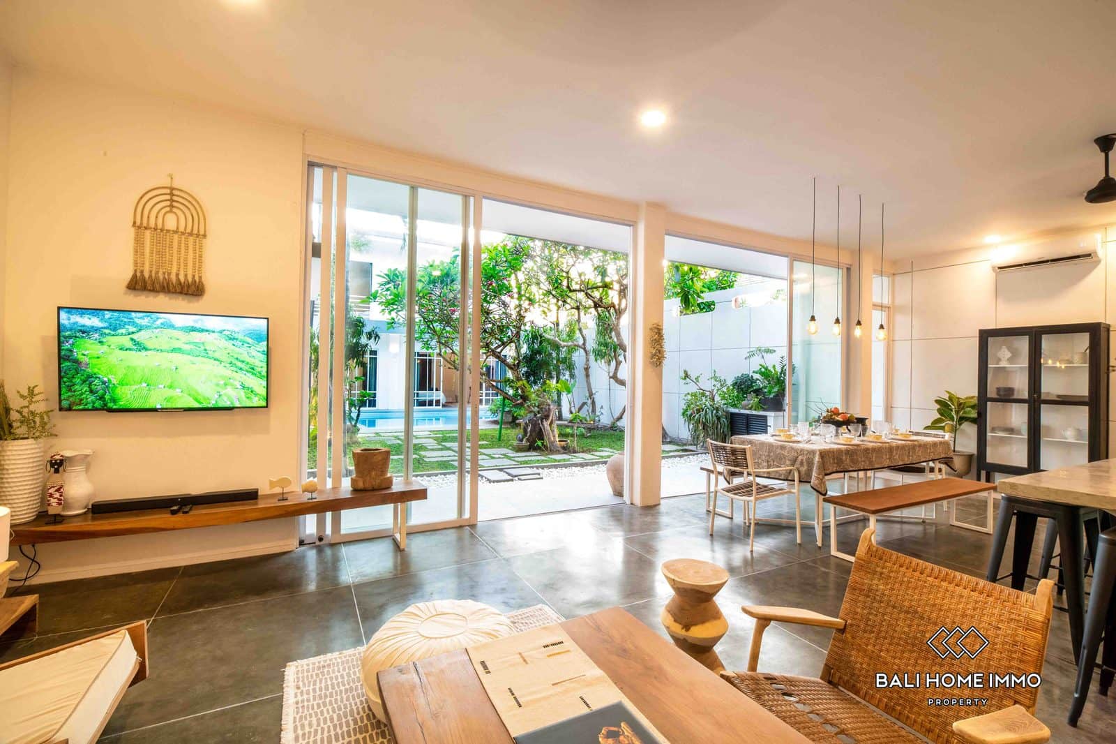 4-bedroom leasehold villa in Canggu — photo 2 of 5