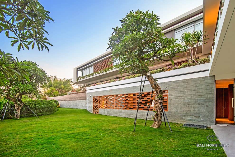 Near Beach 6 Bedroom Villa for Sale Freehold in Bali Gianyar
