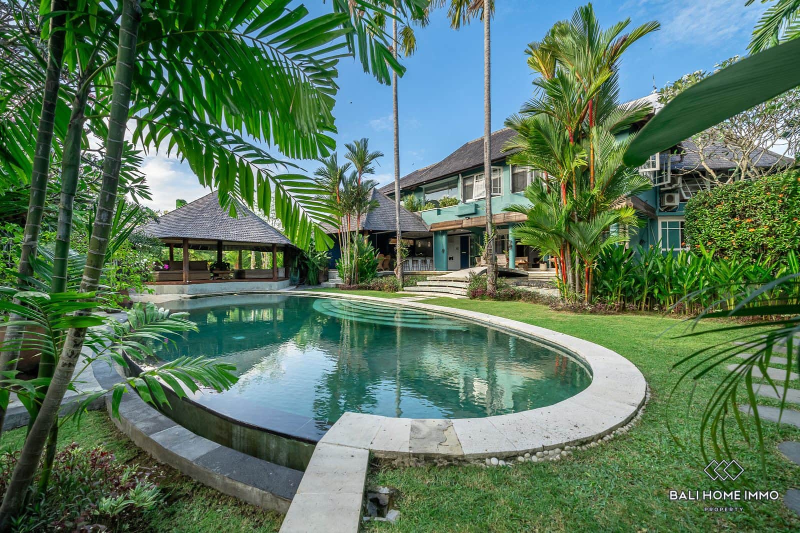 5 Bedroom villa with spacious garden for sale leasehold in Bali near Umalas