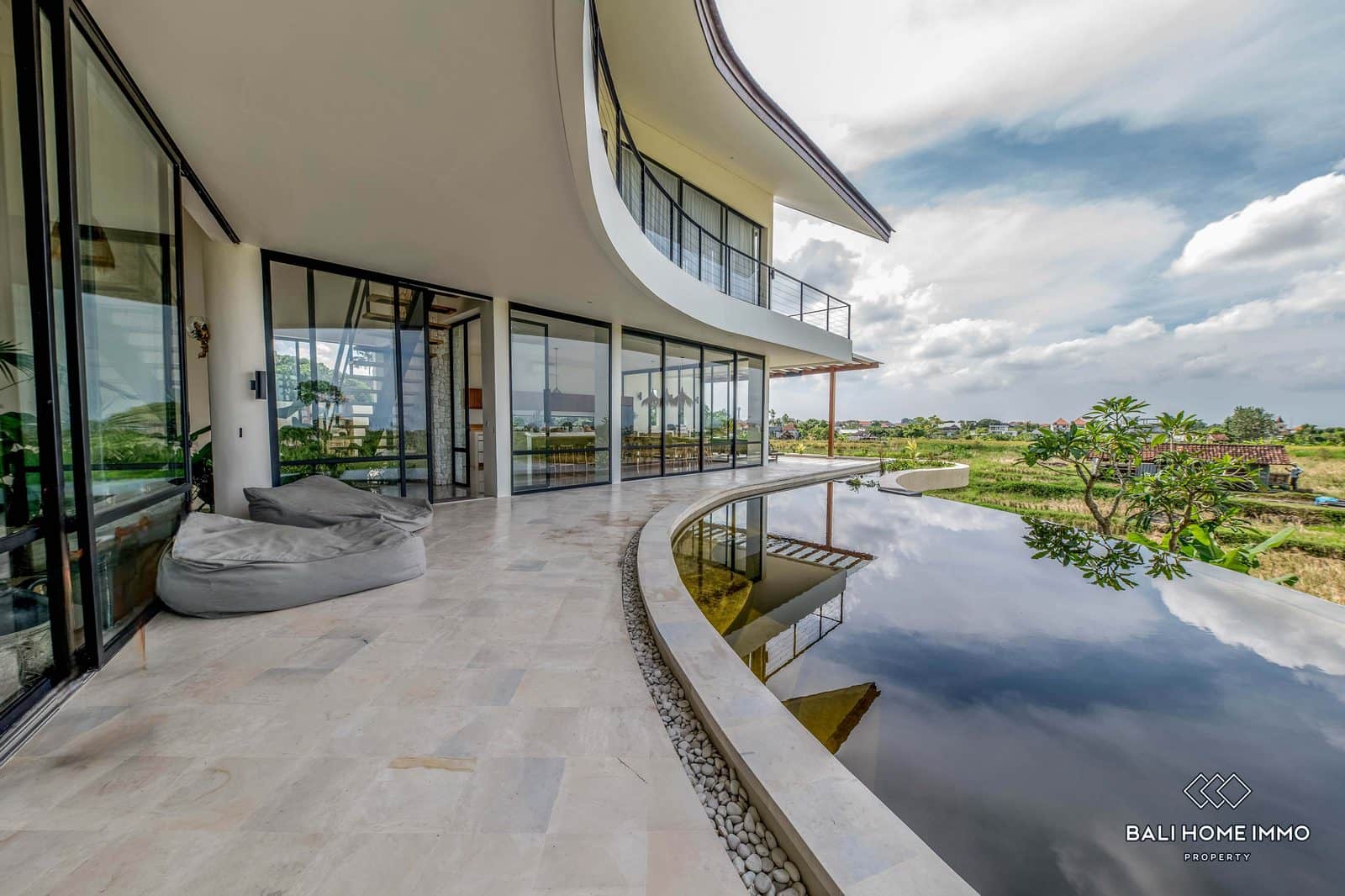 Rice field view 3 bedroom family villa for sale in Bali North Canggu