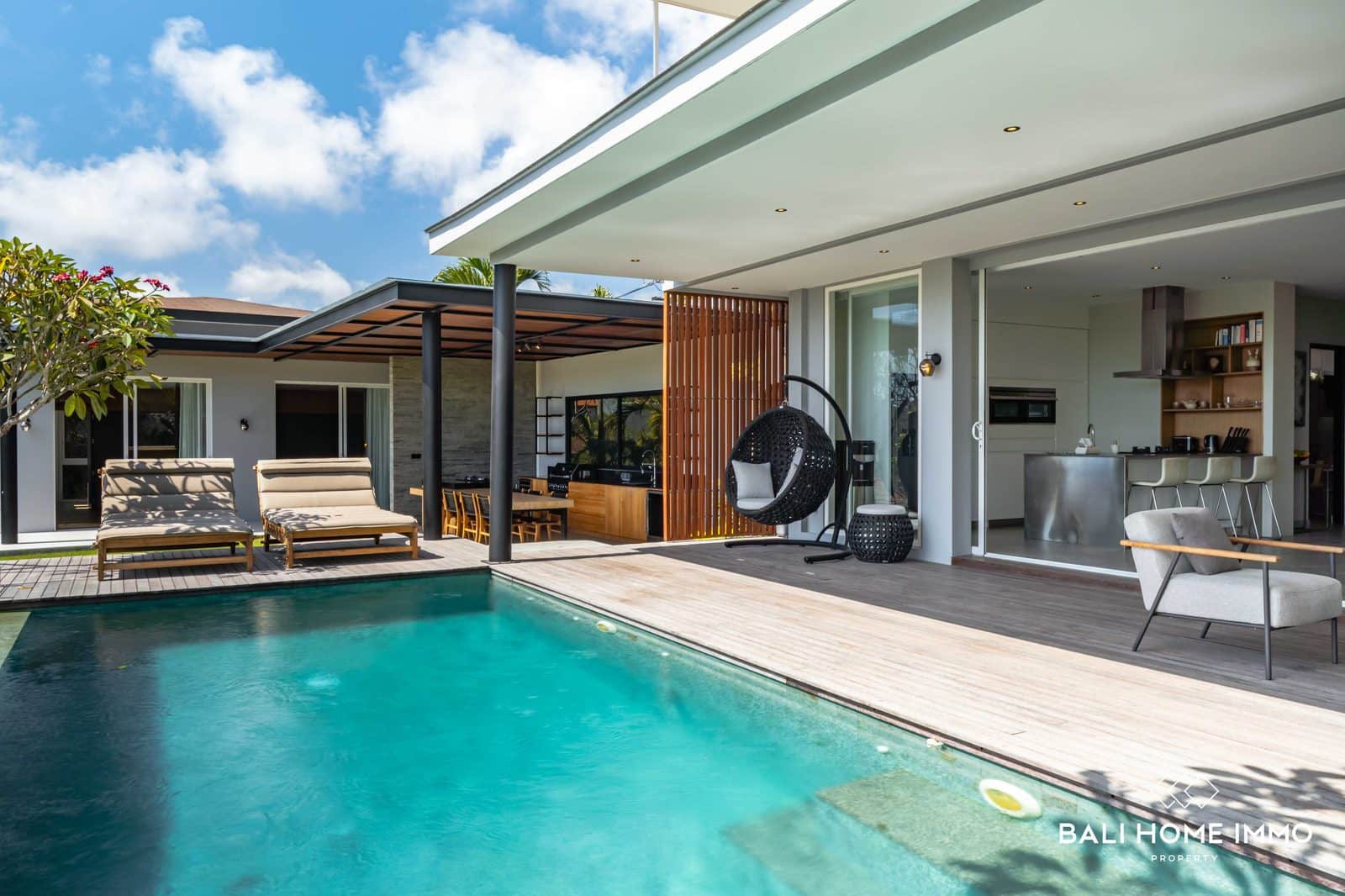 Luxurious 4 Bedrooms for Sale Freehold and Leasehold in Uluwatu Ungasan