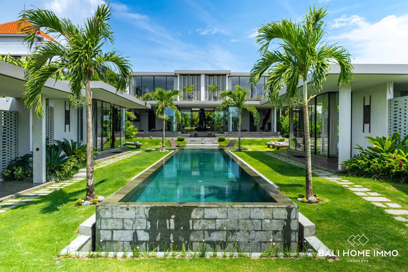 Exquisite 6 bedroom luxury villa for sale leasehold in Seseh Beach side