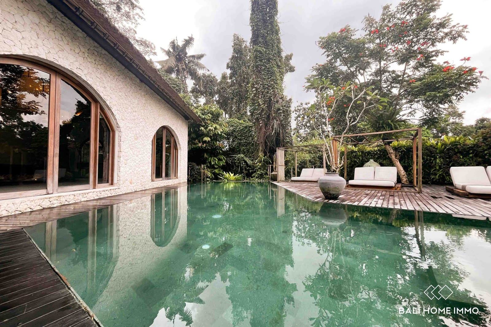 Elegant 6 Bedroom Villa with jungle view for Sale in Ubud