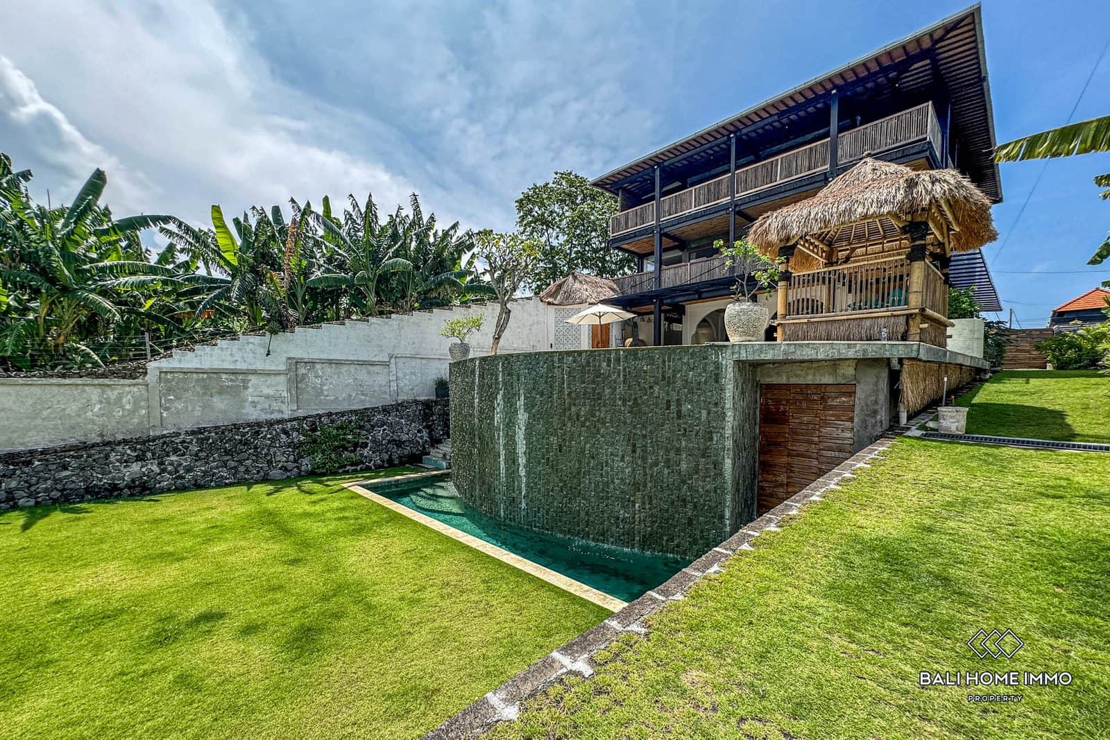 5 Bedrooms villa plus 2 Bedroom Joglo and spacious garden for sale and rent in Bali Umalas
