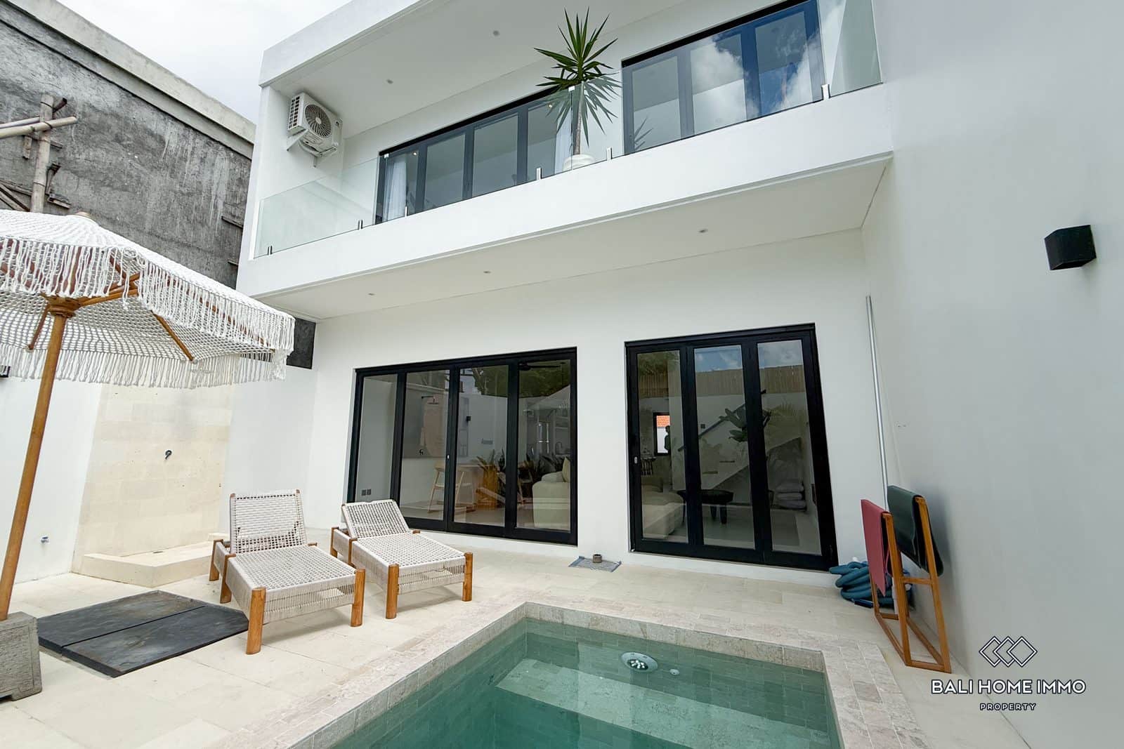 Modern 1-bedroom villa for sale leasehold in Kerobokan Bali