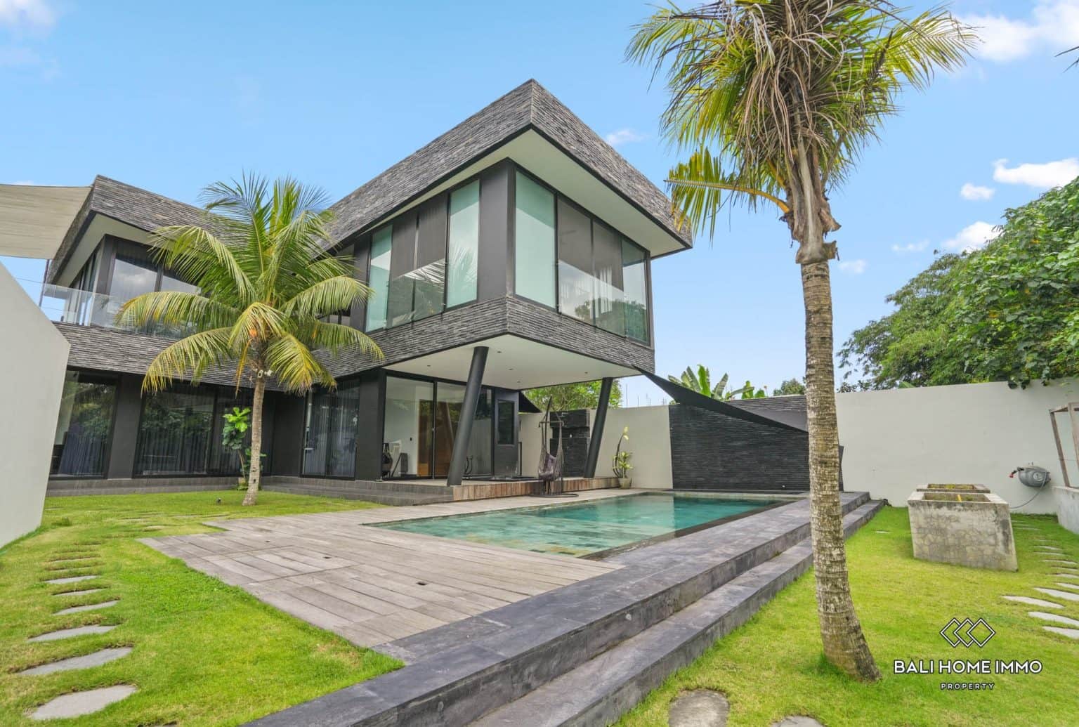 3 Bedroom Family Villa with Garden for sale leasehold in Seseh Beachside