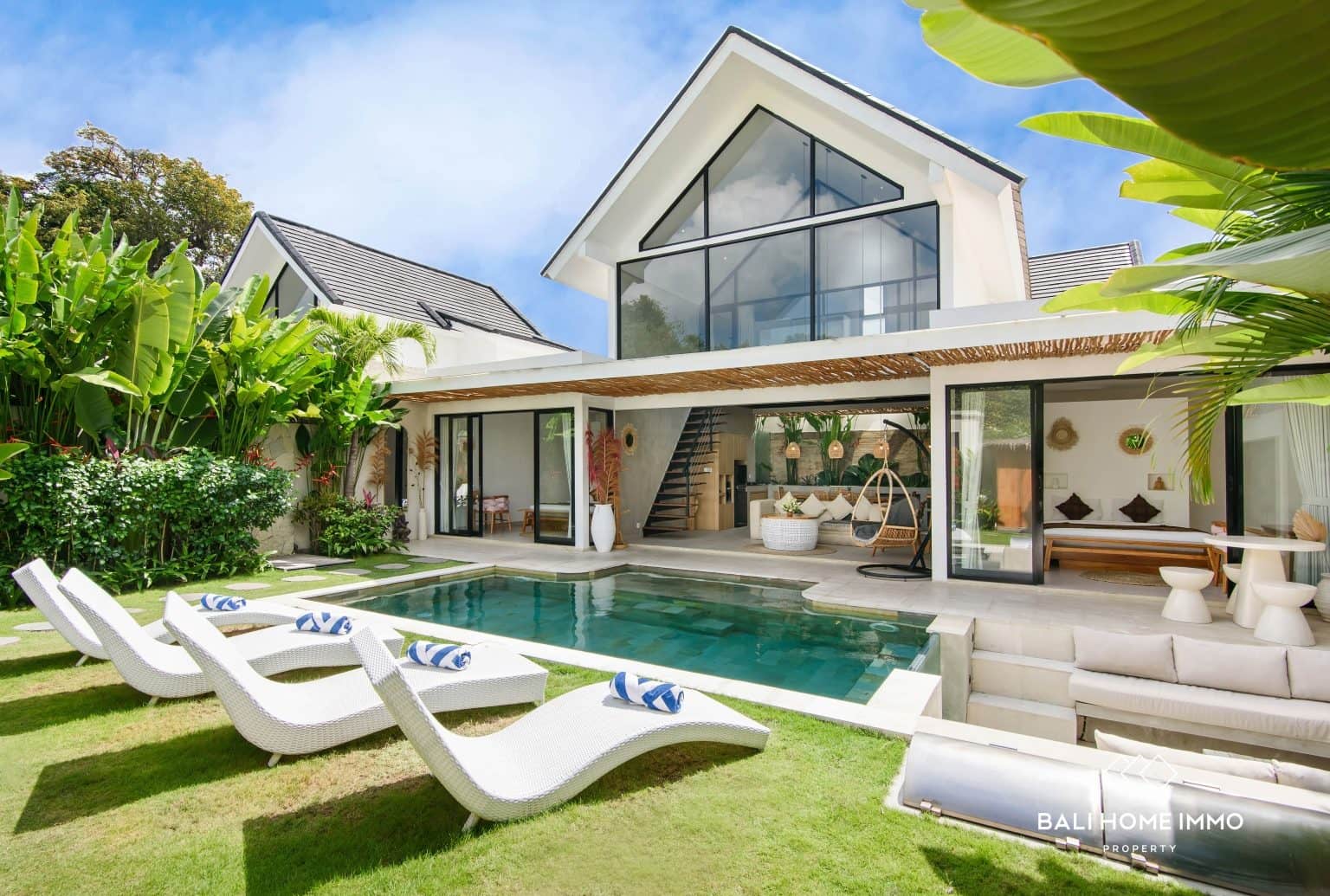 Modern Tropical 4 Bedroom Villa For Sale in Umalas