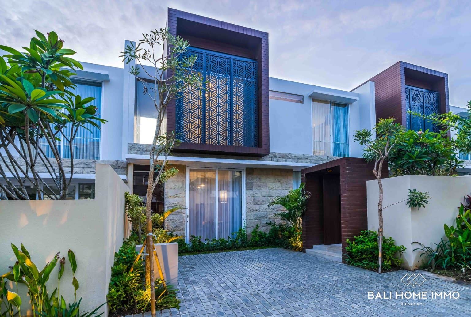 Elegant 3BR Villa for Sale and Rent with Bay & Mountain Views + Rooftop Pool Near Nusa Dua - RF9901A
