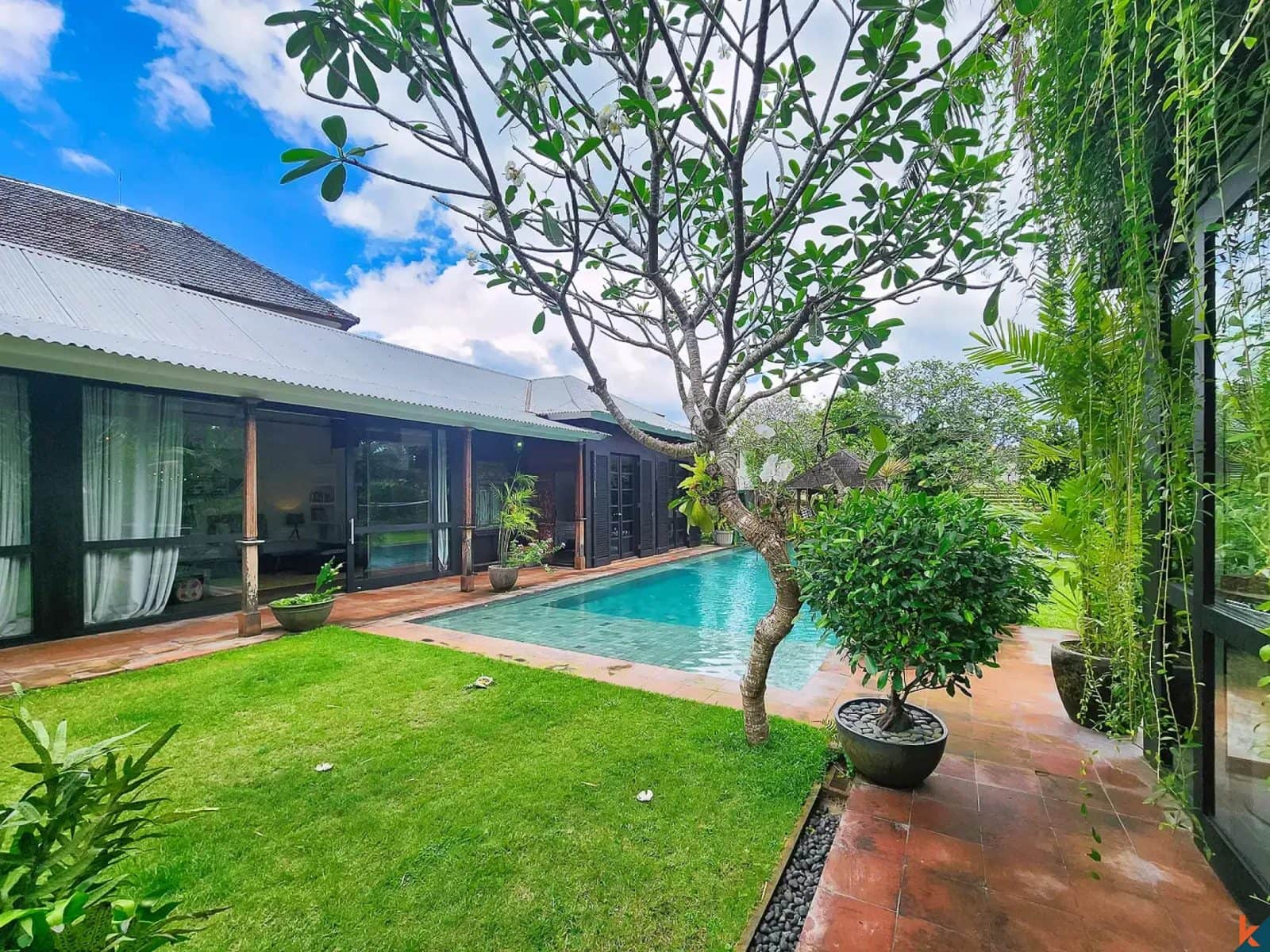 Gorgeous Five Bedrooms Leasehold Real Estate in Umalas Bumbak