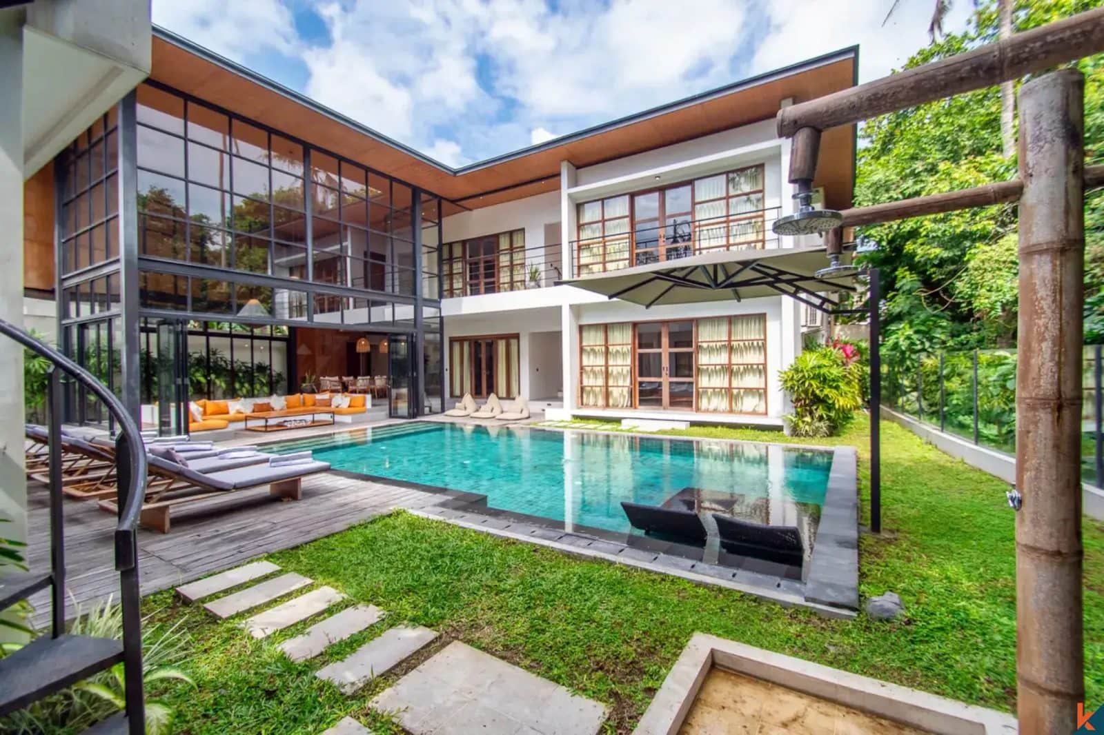 Luxurious five bedrooms long leasehold estate in Pererenan
