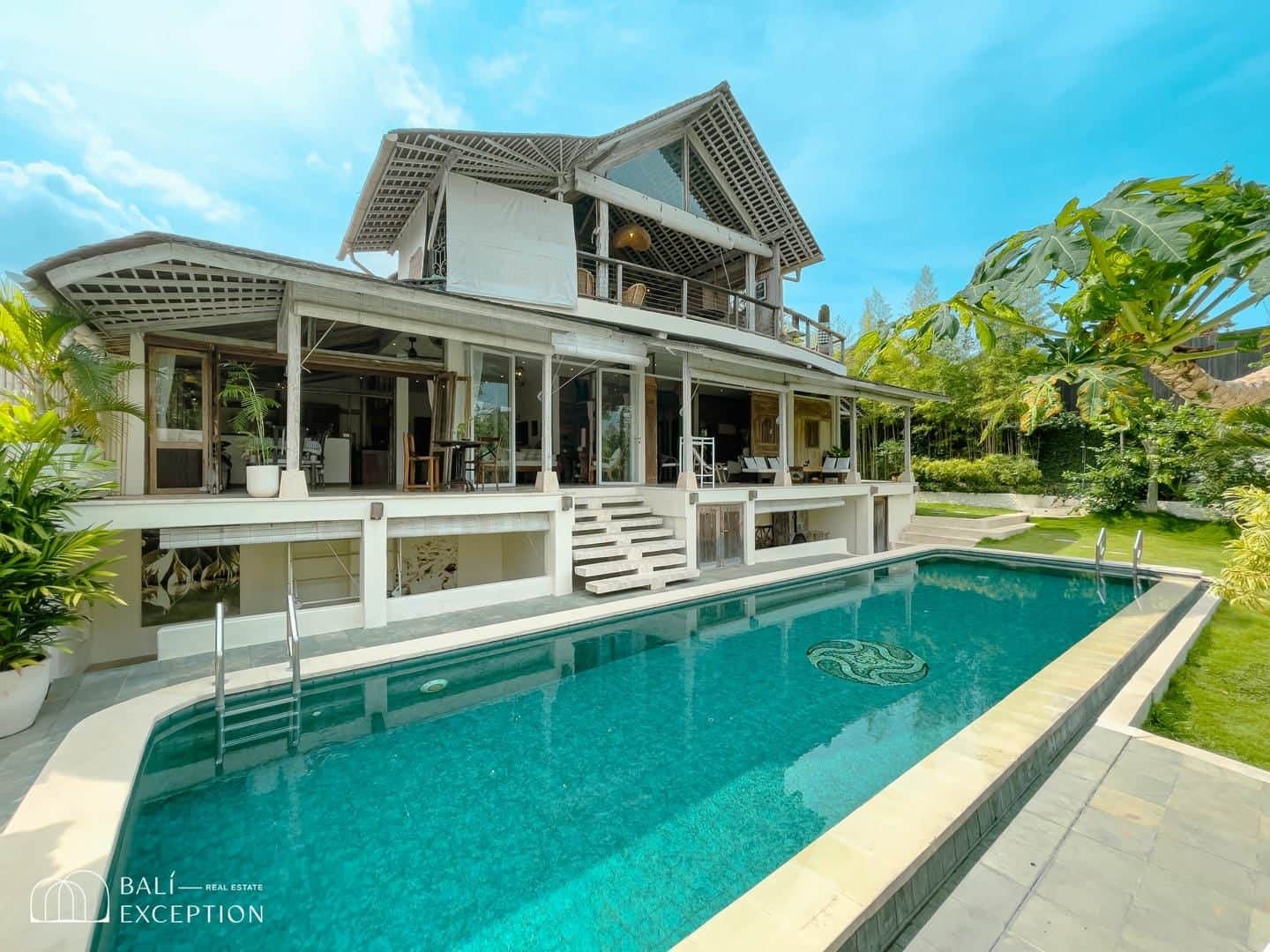 Beautiful and Unique 5 Bedroom Villa with Mezzanine Strategic Location for Sale Leasehold in Batu Bolong