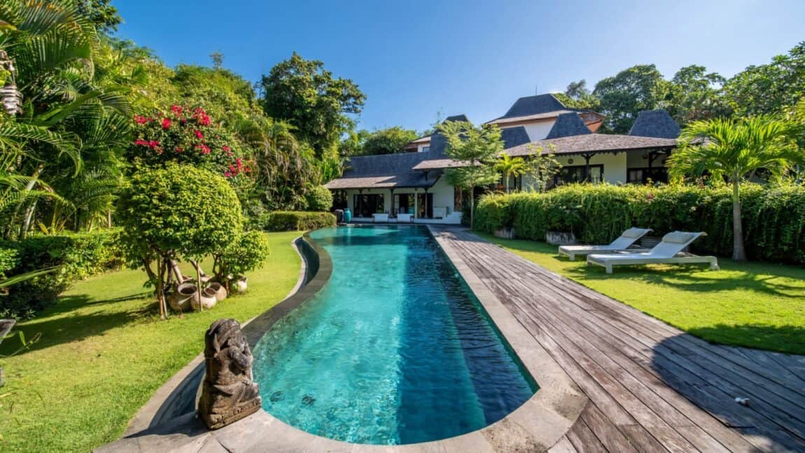 Riverside Luxury Joglo Estate – Timeless Elegance Near Seminyak
