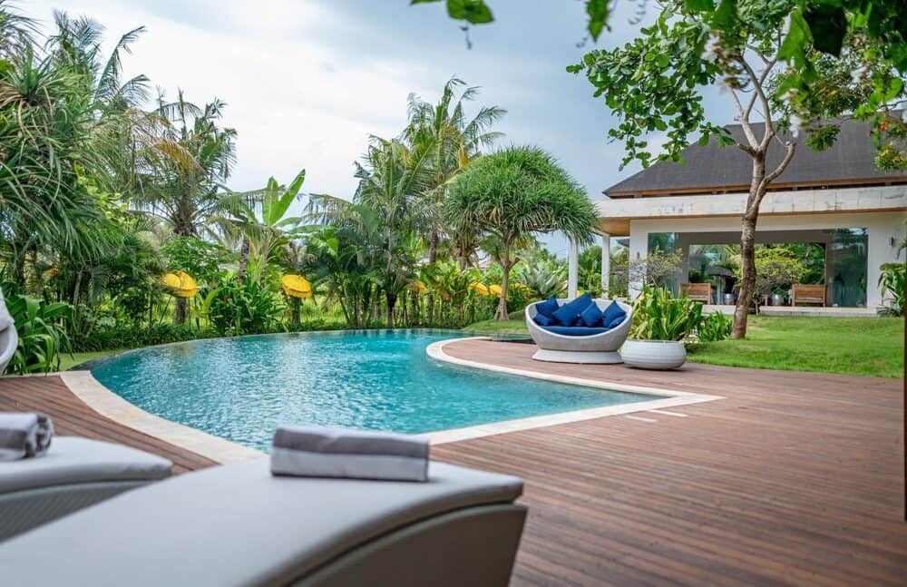 Stunning villa a minute away from the Beach!