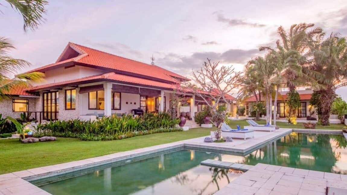 5 bedroom Balinese villa with extraordinary ocean view & extra land to develop !
