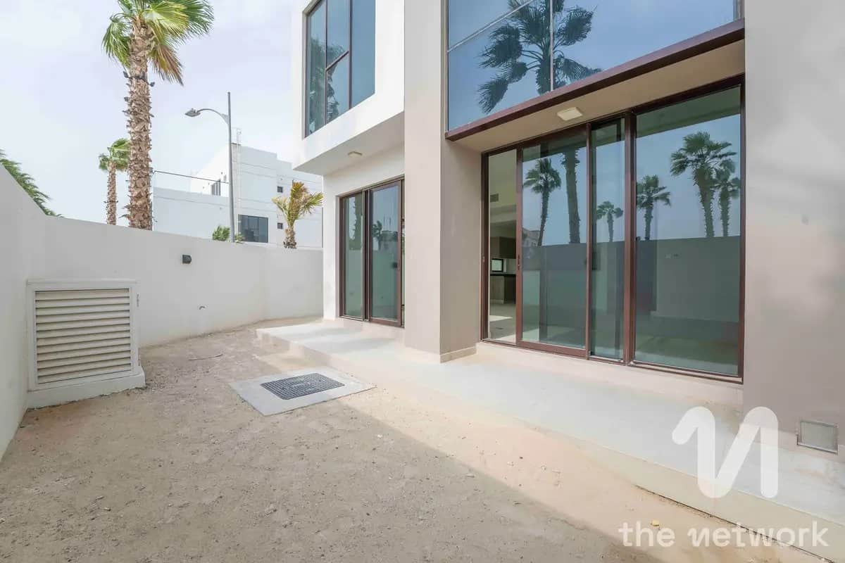 6-bedroom freehold villa in DAMAC Hills — photo 1 of 4