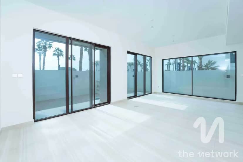 6-bedroom freehold villa in DAMAC Hills — photo 2 of 4
