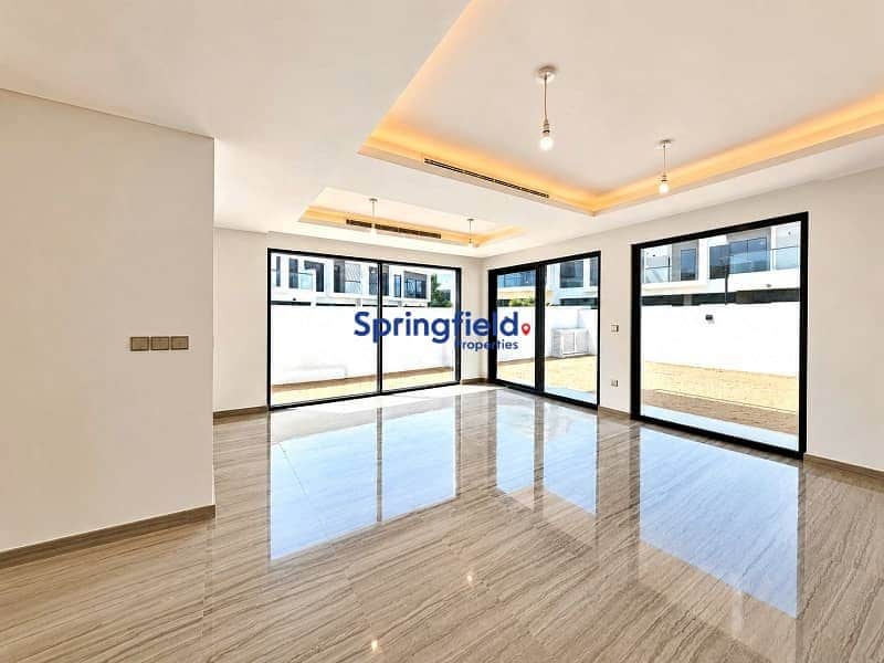 6-bedroom freehold villa in DAMAC Hills — photo 1 of 4