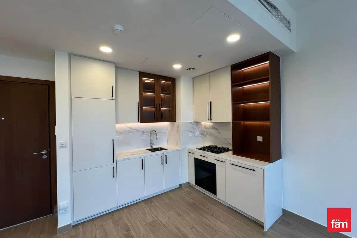1-bedroom freehold apartment in Town Square — photo 2 of 4