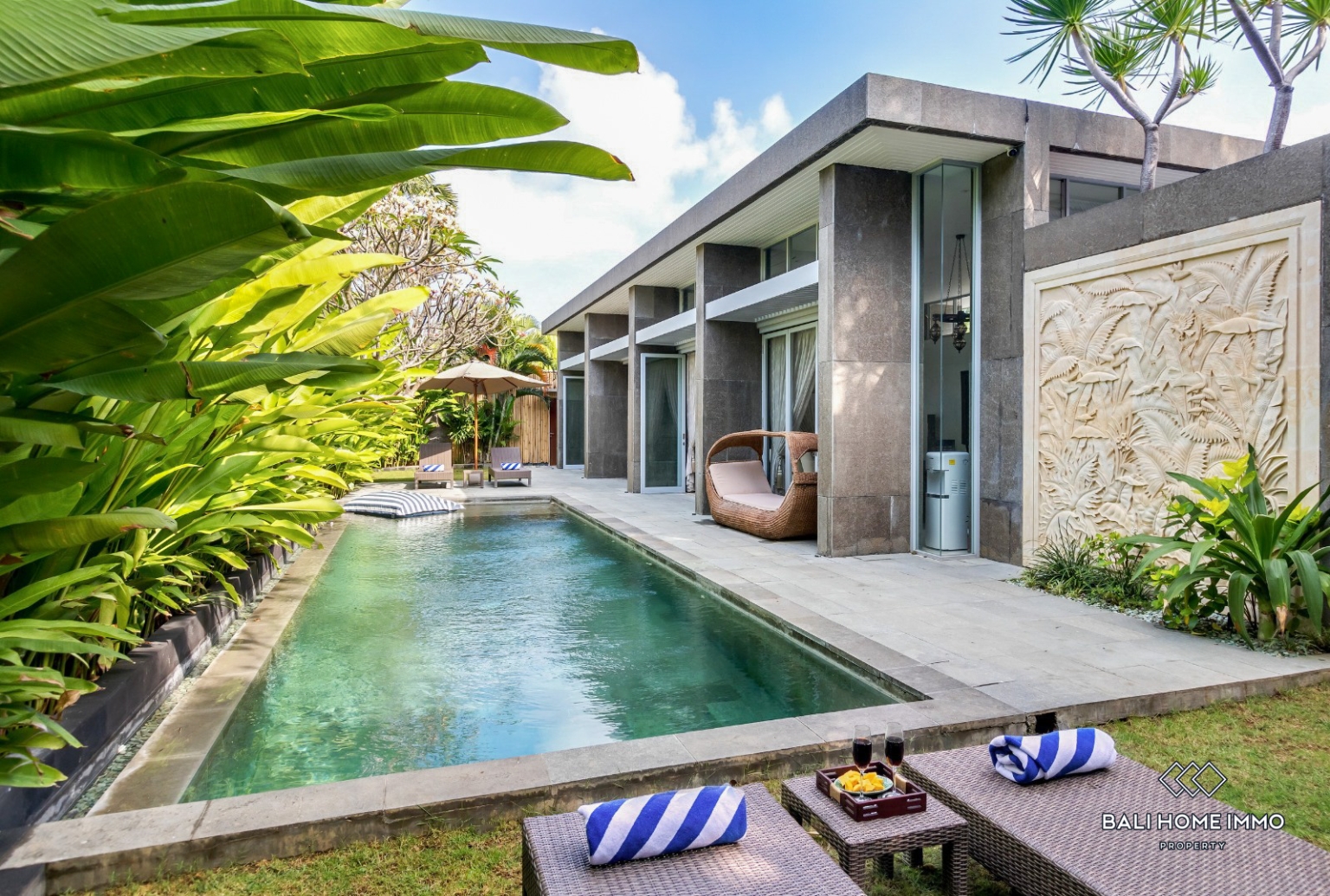 Beautiful 4 Bedrooms villa with joglo for sale leasehold in Bali Seminyak center - RF10421