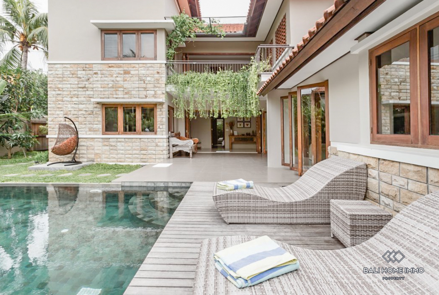 Beautiful 5 bedrooms villa for sale in Bali Seminyak petitenget - RF9181