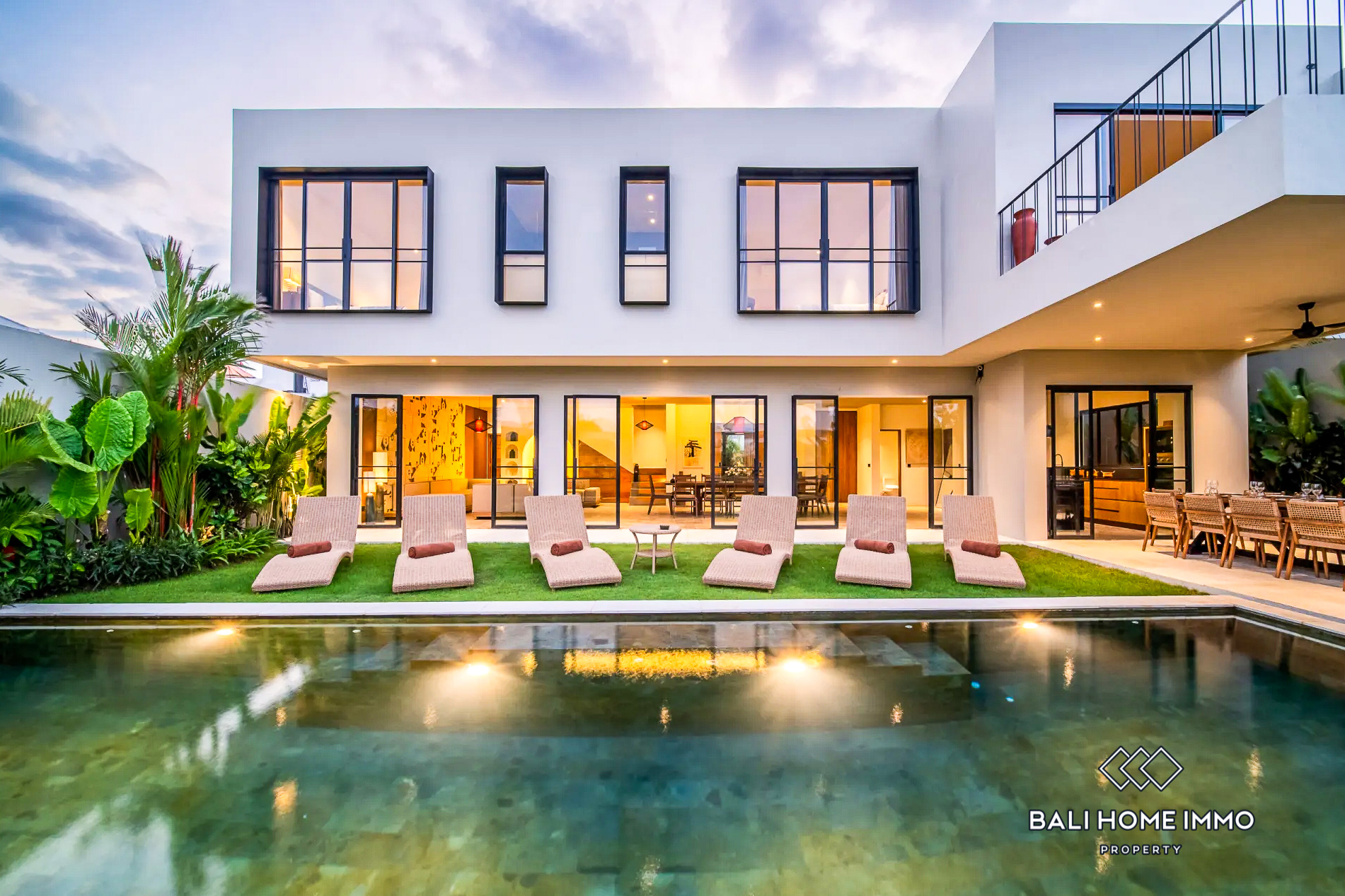 Modern 6 Bedroom Villa with Ricefield View For Sale in Umalas - RF6006G