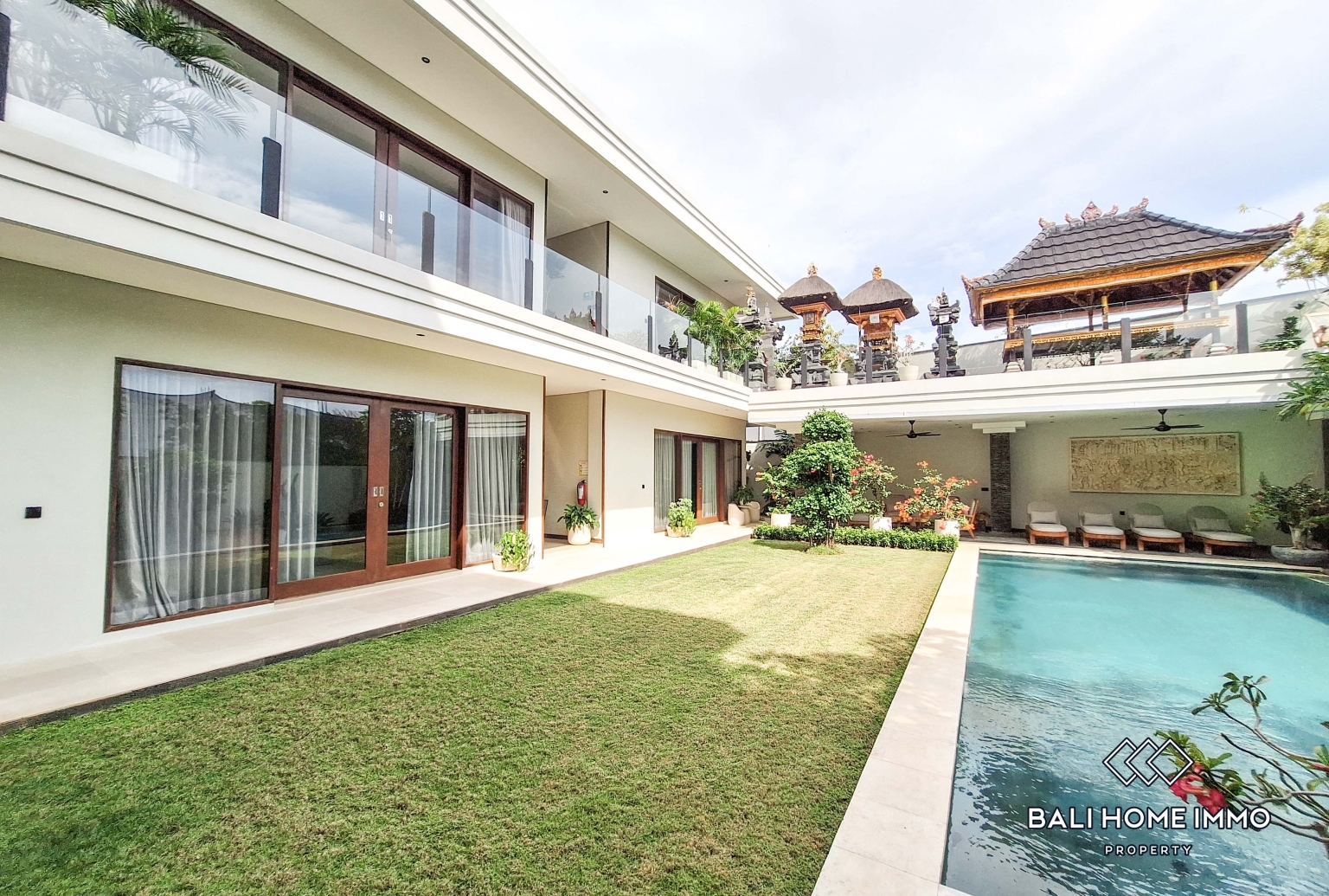Spacious 7 Bedroom Family Villa for Sale in Canggu Batu Bolong - TJ130A
