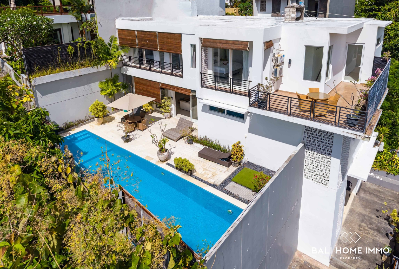 Stunning 4 Bedrooms Freehold Villa Overlooking Jungle and Ocean in Ungasan - Fm135
