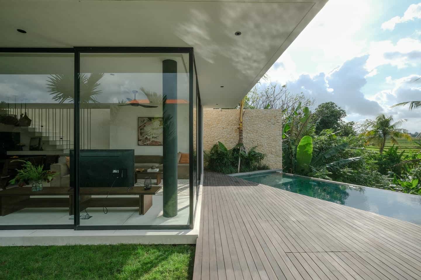 FREEHOLD 3 BEDROOM VILLA WITH INFINITY POOL FOR SALE FREEHOLD IN TANAH LOT BE-741