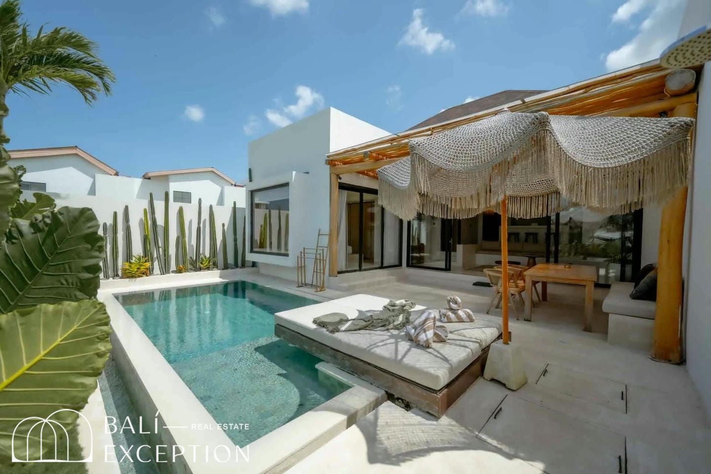 TROPICAL 2 BEDROOM VILLA NEAR BATU BOLONG BEACH FOR SALE LEASEHOLD BE-904