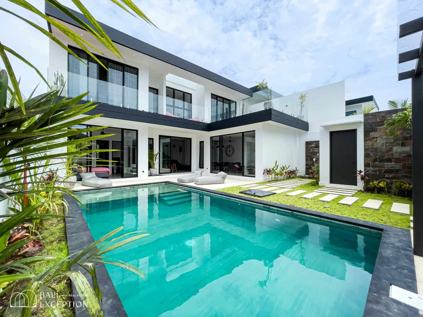 STUNNING 3 BEDROOM VILLA FOR SALE LEASEHOLD IN UMALAS BE-1785
