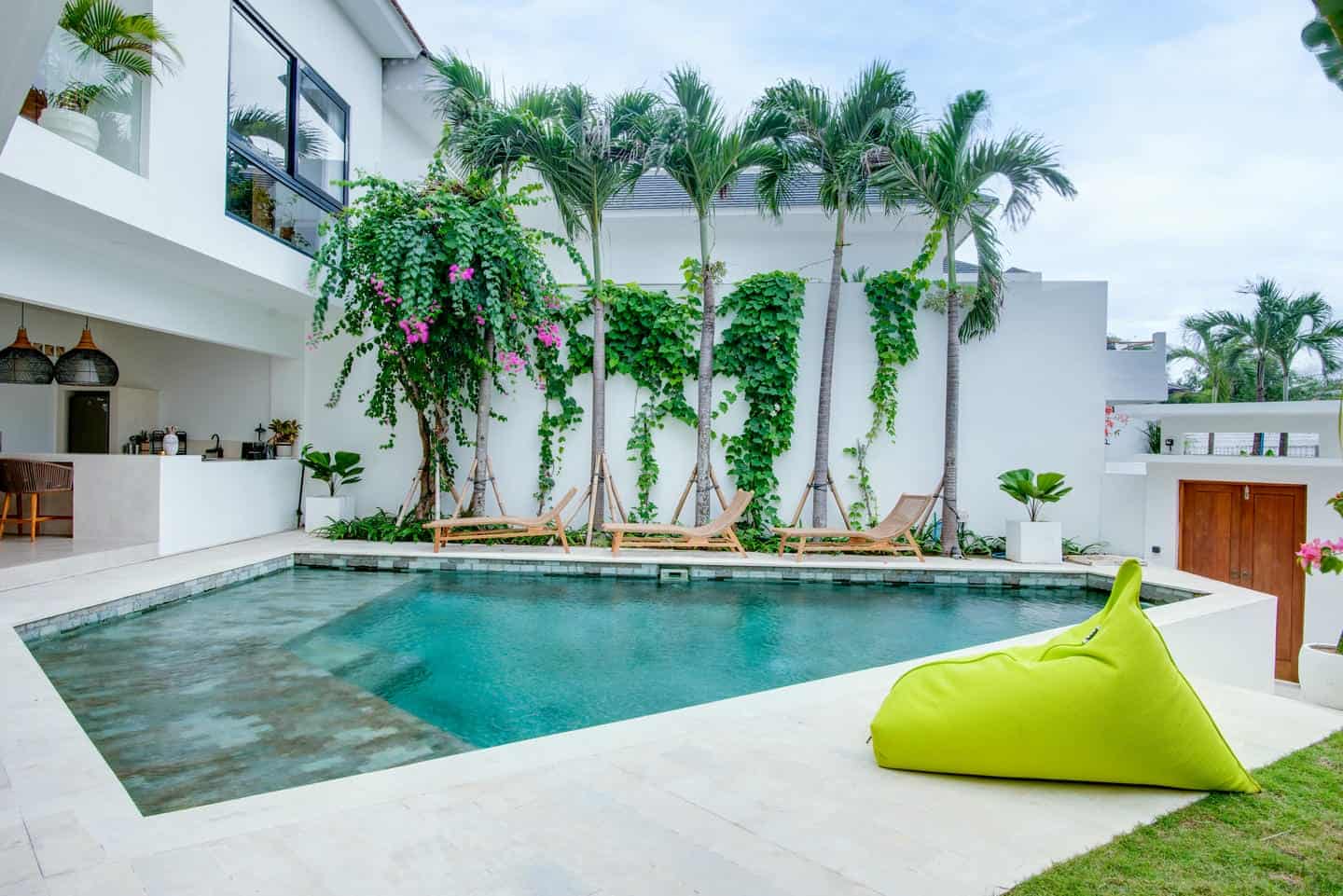 CLOSE TO THE BEACH 3 BEDROOM VILLA FOR SALE LEASEHOLD IN SESEH BE-2016