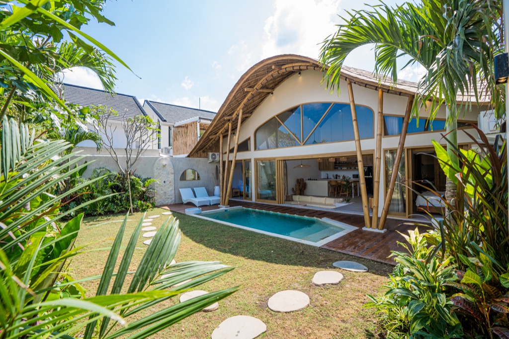 READY NOW 2 BEDROOM VILLA FOR SALE LEASEHOLD IN UMALAS BE-2522