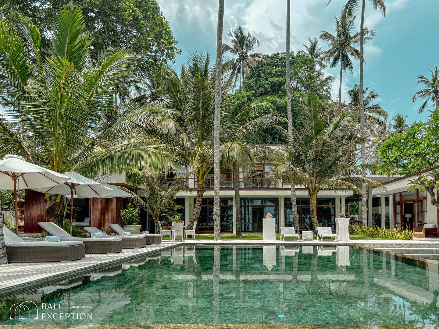 BEACH FRONT 4 BEDROOM VILLA FOR SALE FREEHOLD IN CANDIDASA BE-2573