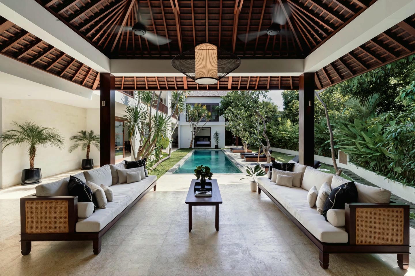 Luxury Designer Villa 4-5 Bedroom Villa for Sale Leasehold in Seminyak Be-2588