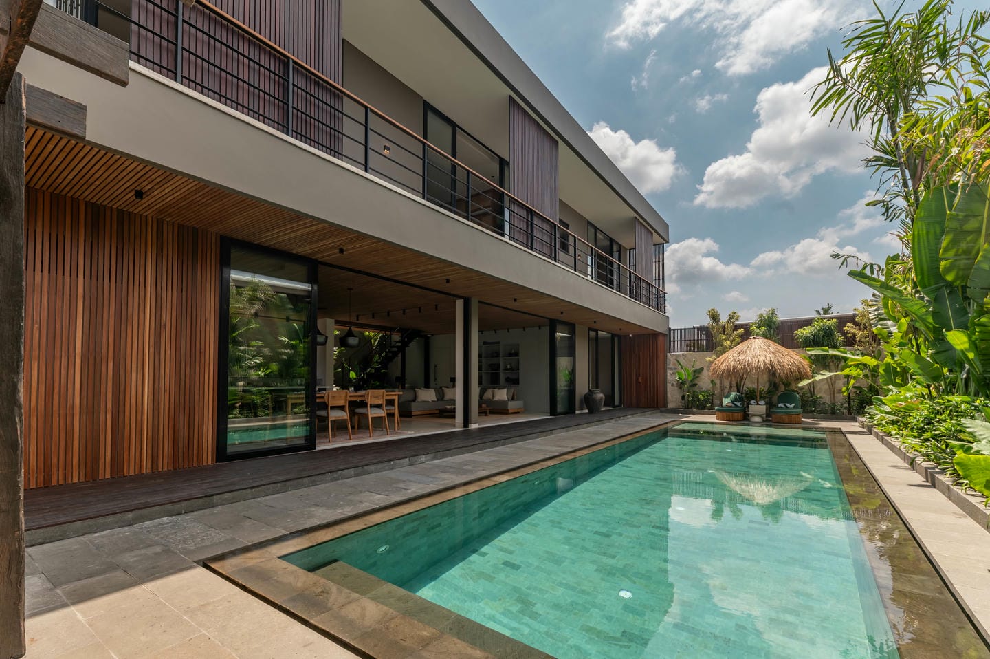 READY NOW 4+2 BEDROOM FAMILY VILLA FOR SALE LEASEHOLD IN BABAKAN BE-2571