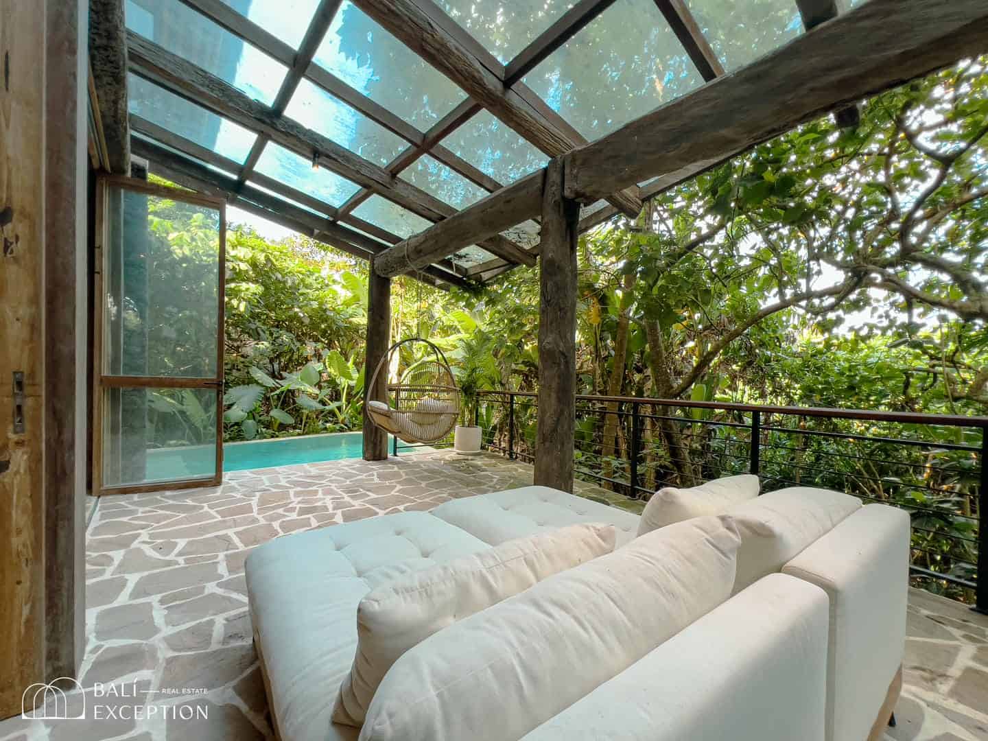 LUXURY JUNGLE 4 BEDROOM VILLA FOR SALE LEASEHOLD IN PERERENAN BE-2255