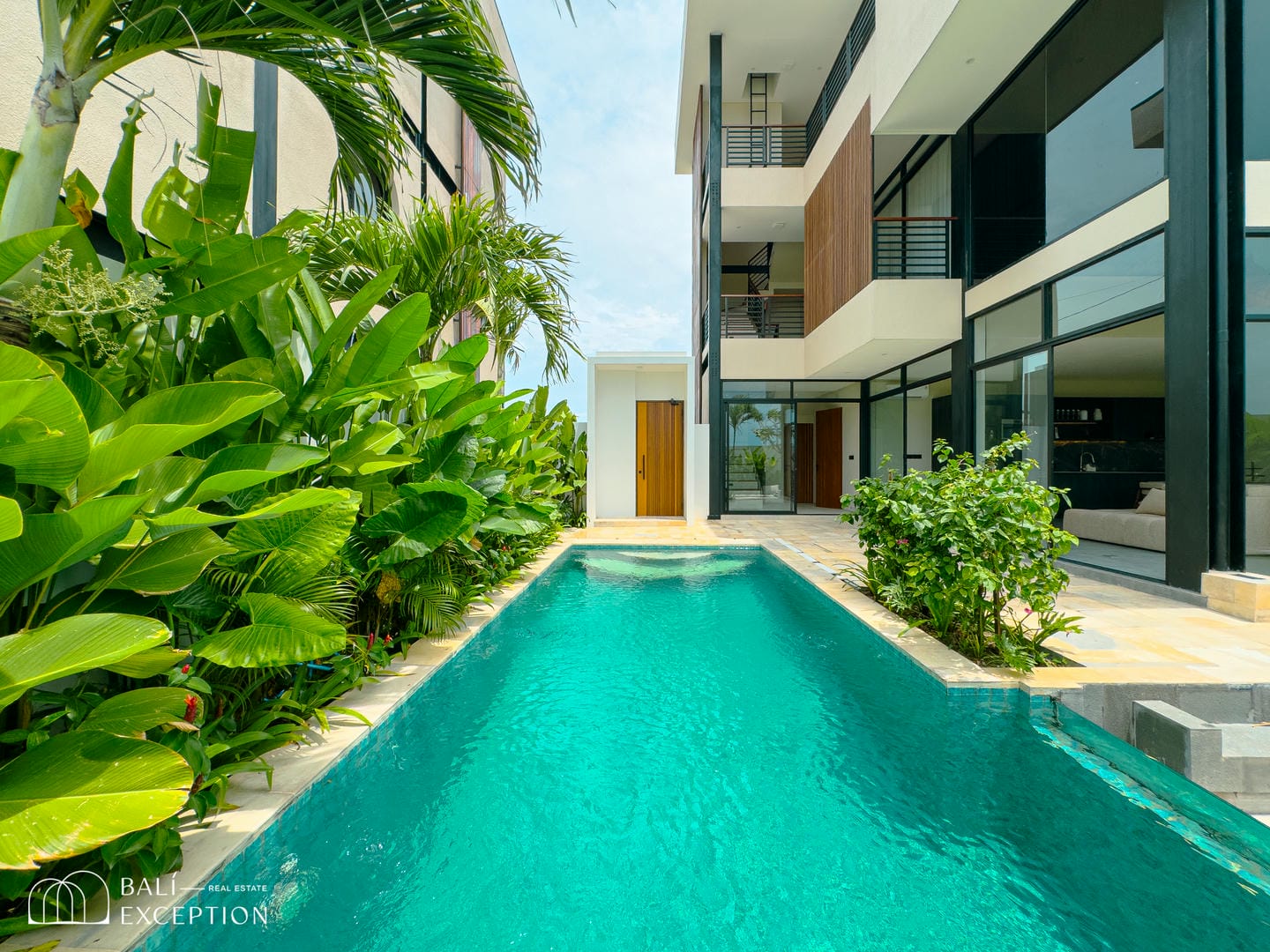 READY NOW OCEAN AND VOLCANO VIEW 4 BEDROOM VILLA FOR SALE LEASEHOLD IN PERERENAN BE-2059