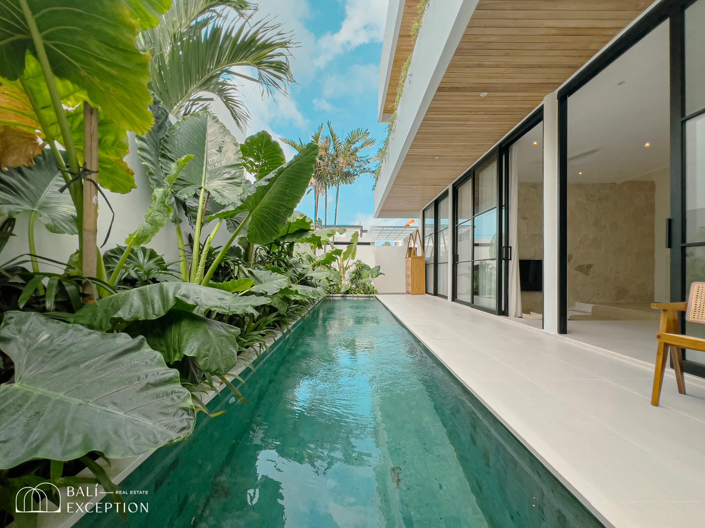 TROPICAL 3 BEDROOM VILLA FOR SALE LEASEHOLD IN PERERENAN BE-2238