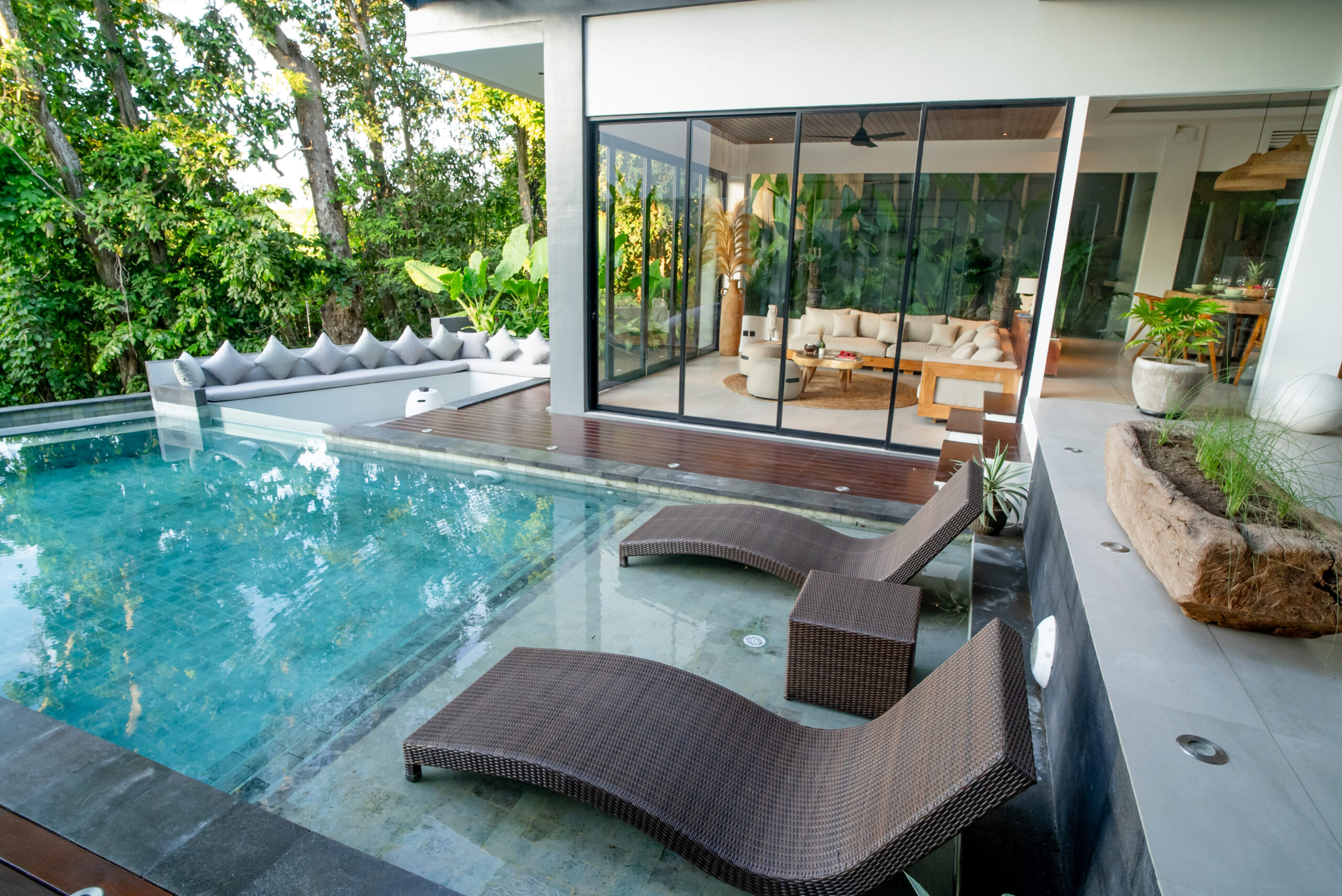 FULLY FURNISHED 4 BEDROOM VILLA WITH INFINITY POOL FOR SALE IN PERERENAN BE-780