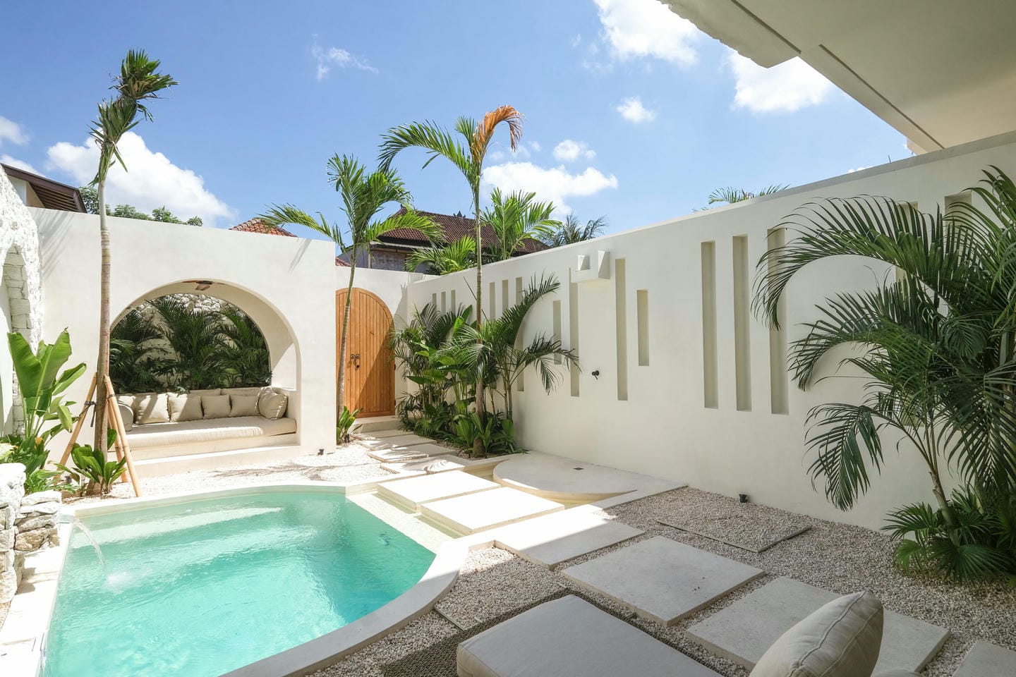 READY MODERN TROPICAL DESIGN 2 BEDROOM VILLA FOR SALE FREEHOLD IN PERERENAN BE-1396