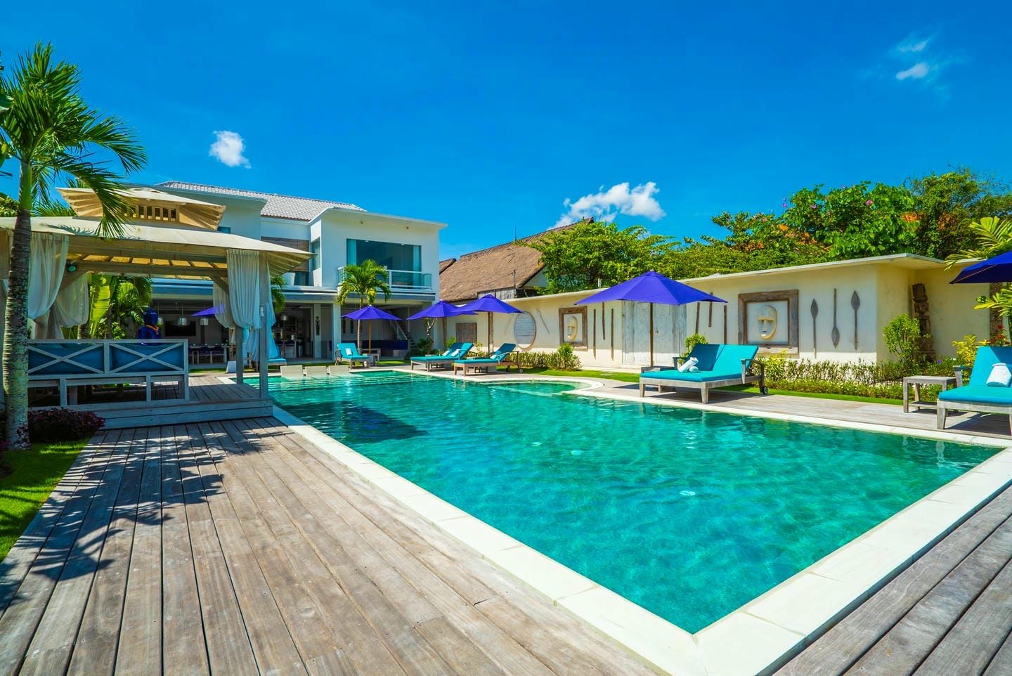 EXPANSIVE 12 BEDROOM VILLA FOR SALE LEASEHOLD IN SEMINYAK BE-2922