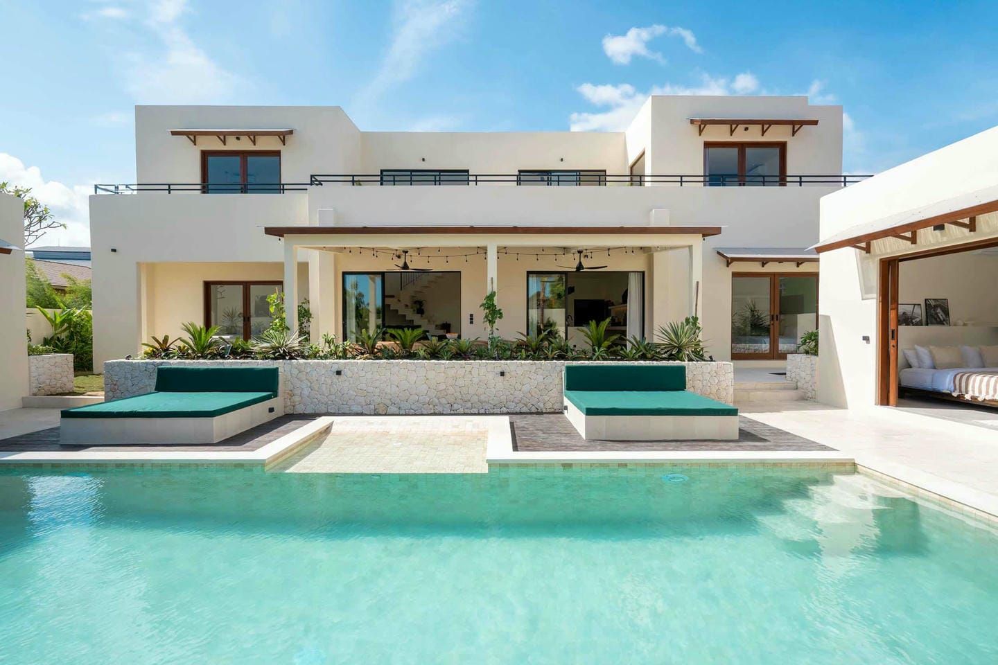 READY NOW 6 BEDROOM VILLA FOR SALE LEASEHOLD IN PERERENAN BE-2945