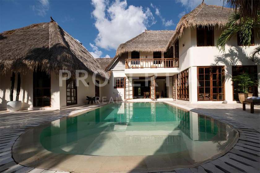 EXCEPTIONAL TROPICAL VILLA WALKING DISTANCE TO PERERENAN BEACH