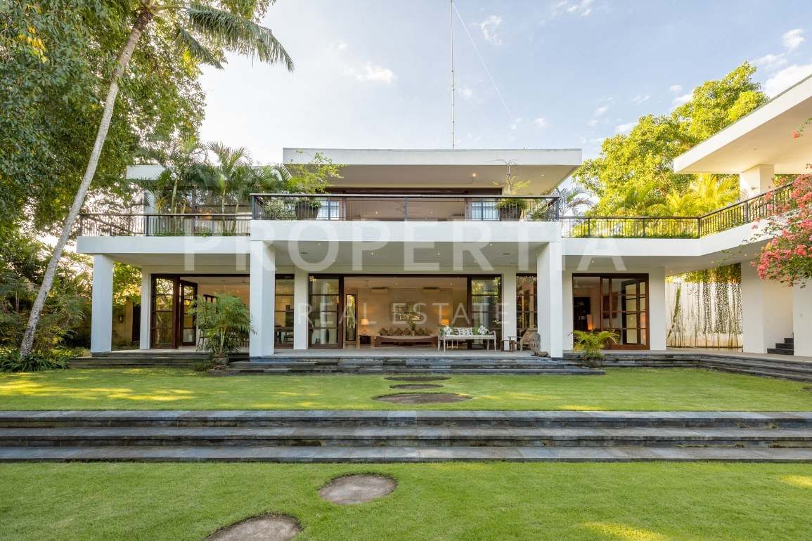 Stunning Tropical Villa in Seseh Walking Distance to the Beach