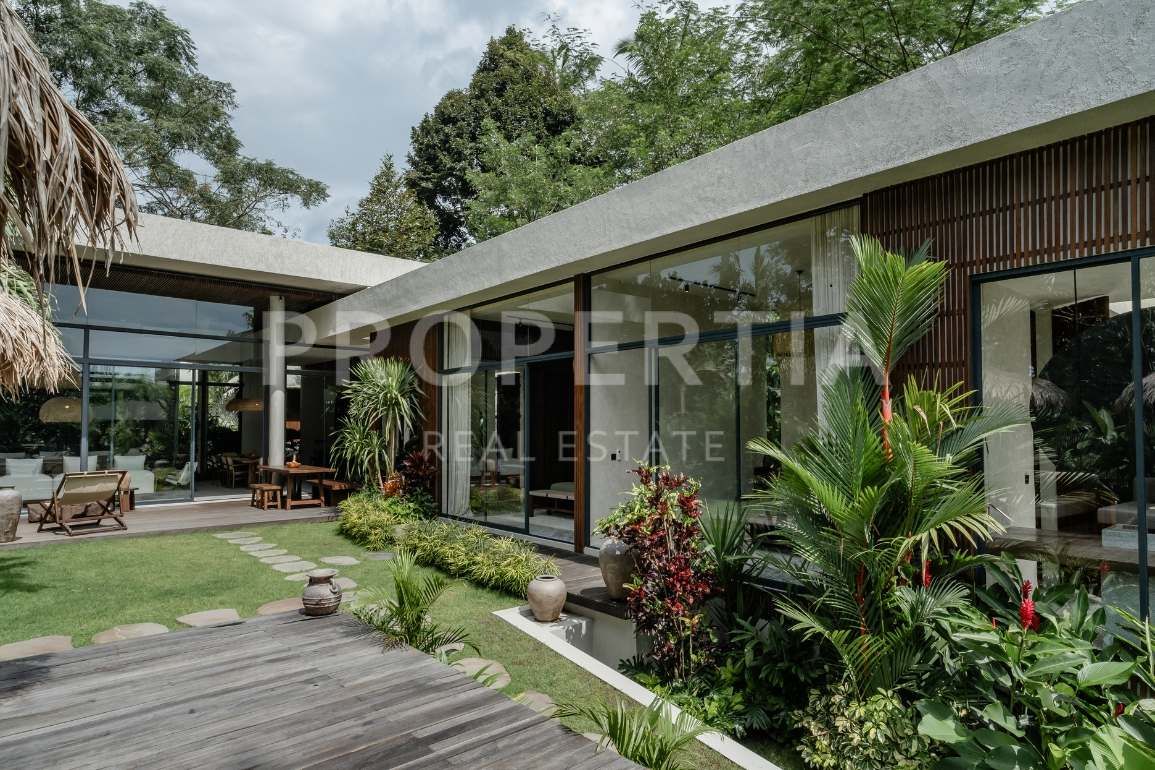 FREEHOLD TRANQUIL 3-BEDROOM JUNGLE VIEW VILLA IN UBUD