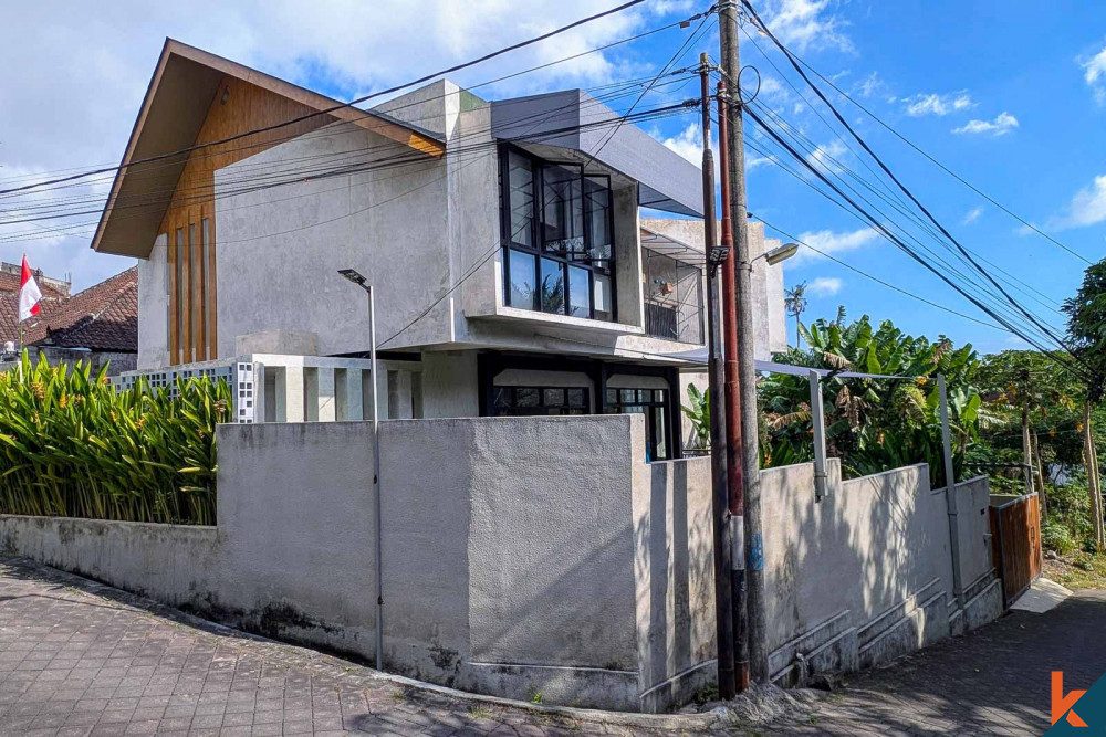 Modern multi level four bedroom property leasehold in Padonan