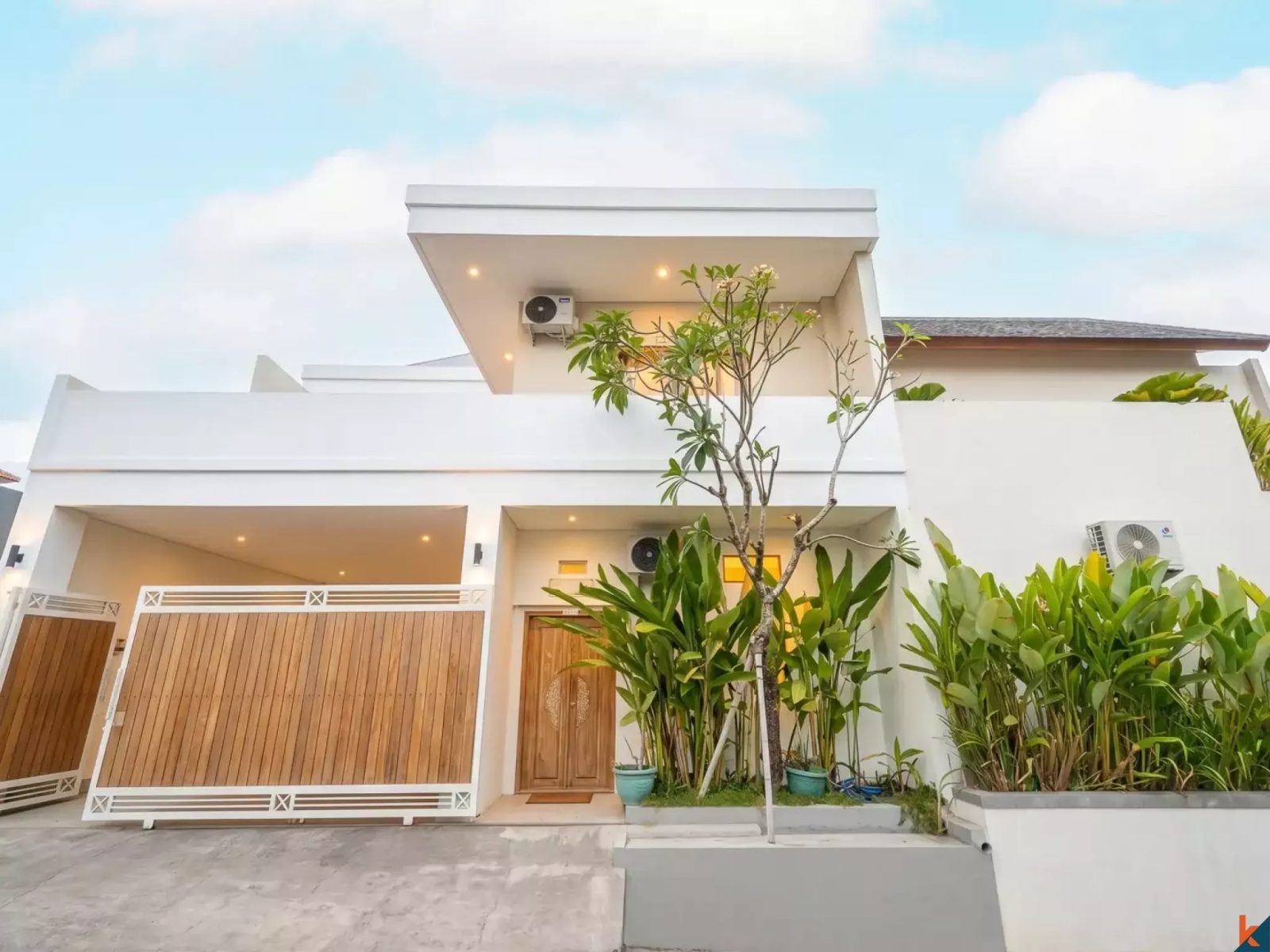 New Freehold Three Bedrooms Townhouse for Sale in Residential Area of Munggu